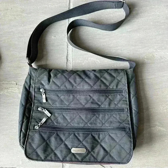 Baggallini‎ Gray Quilted Crossbody Messenger Triple Zip Flap Bag Purse w
Pouch - Picture 1 of 9